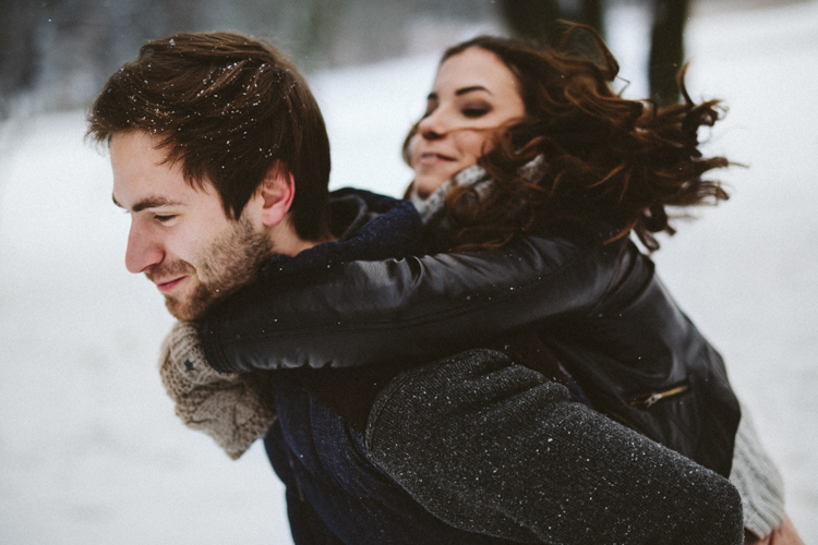 sesja narzeczeńska w zimie