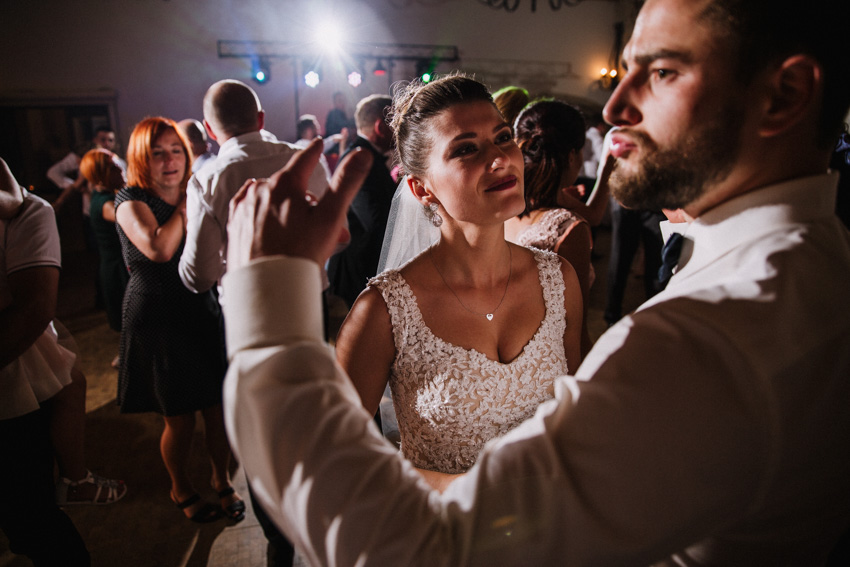 zabawa weselna na polu golfowym