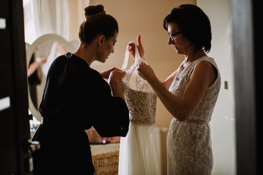 ubieranie panny młodej