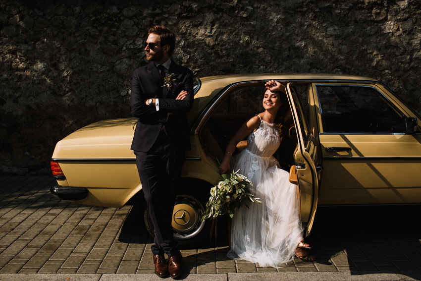 sesja ślubna z autem