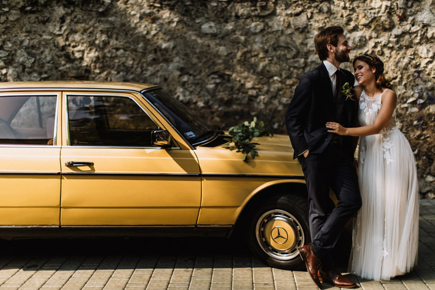 sesja ślubna z autem