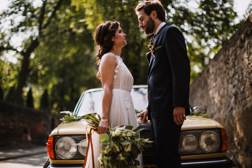 sesja ślubna z autem