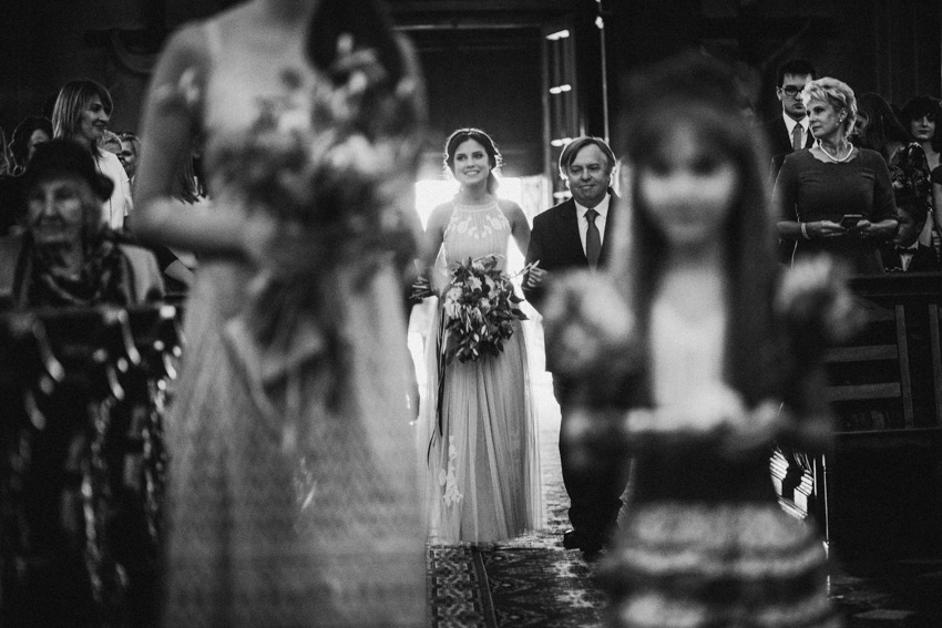 wejście panny młodej do kościoła