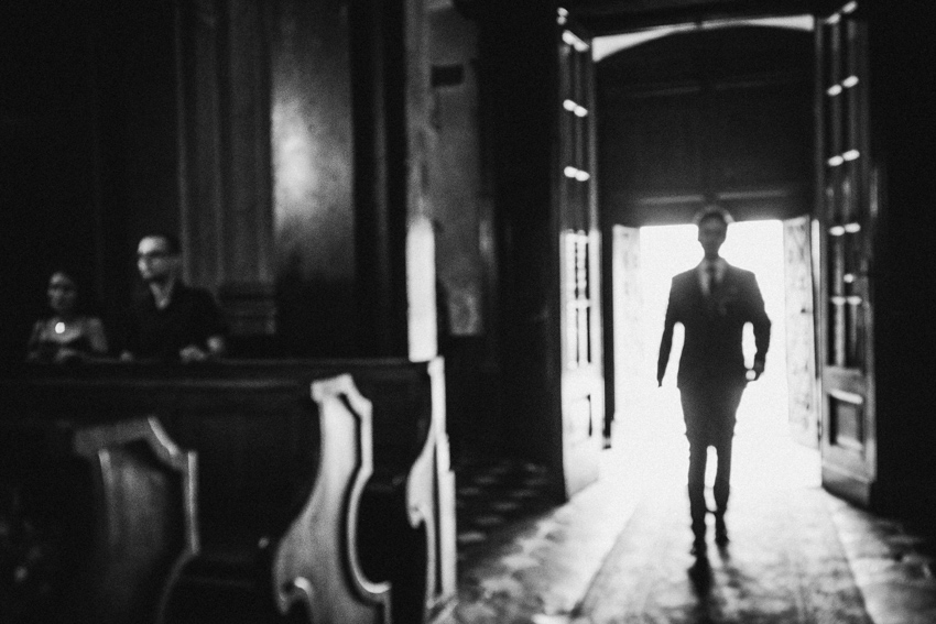 wejście pana młodego do kościoła