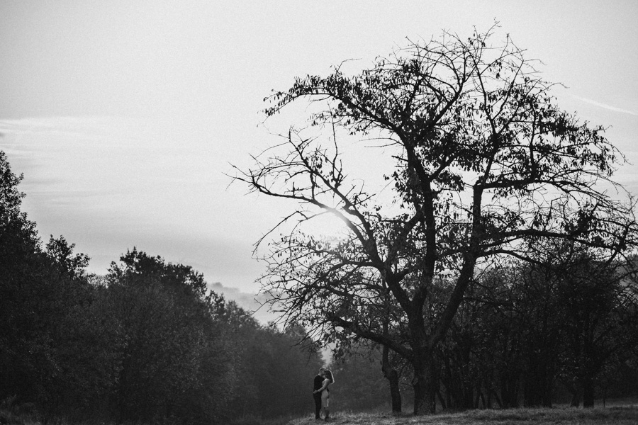 sesja narzeczeńska o wschodzie slońca