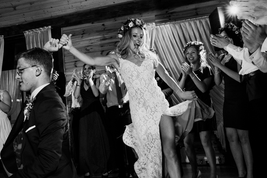 rustykalne wesele w zielonym wzgórzu