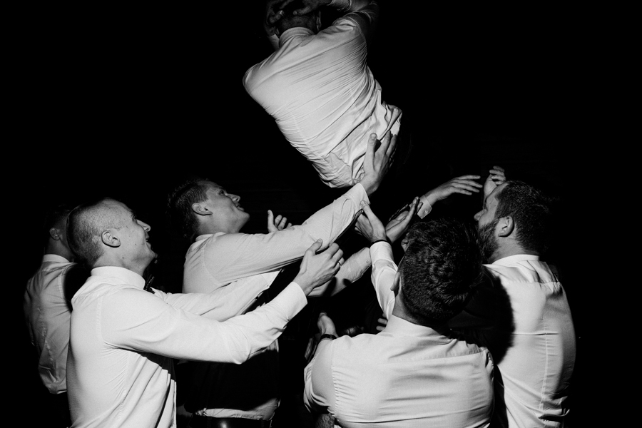 rustykalne wesele w zielonym wzgórzu