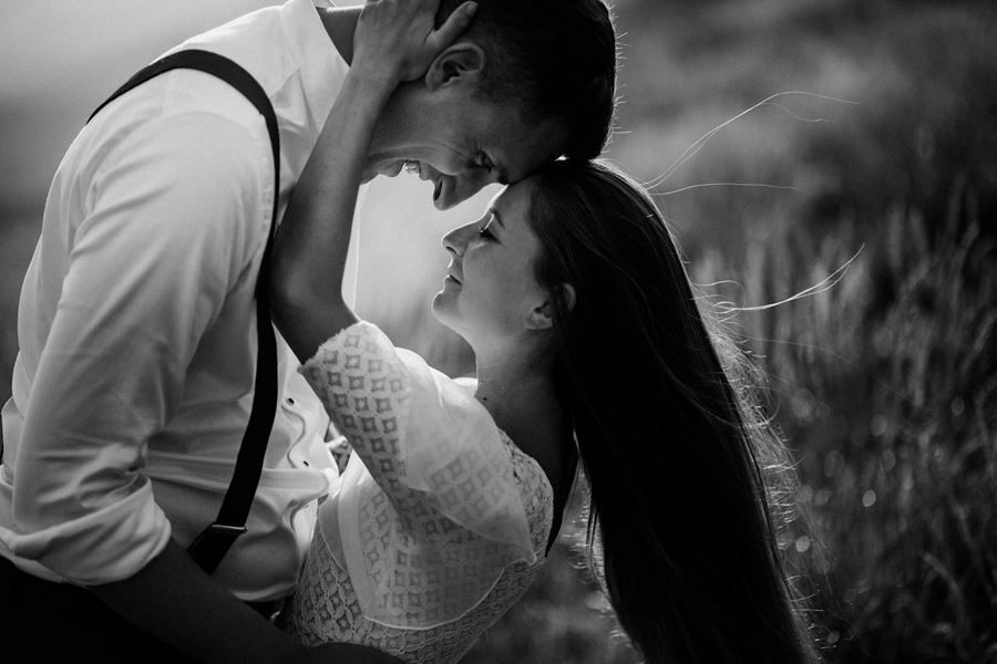 plener ślubny w trawach