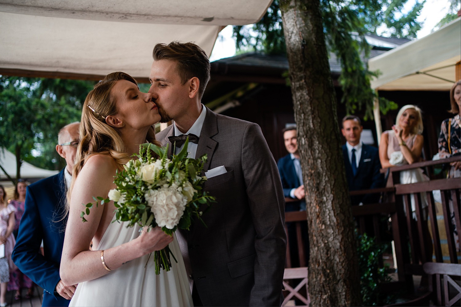 plenerowy ślub nad jeziorem