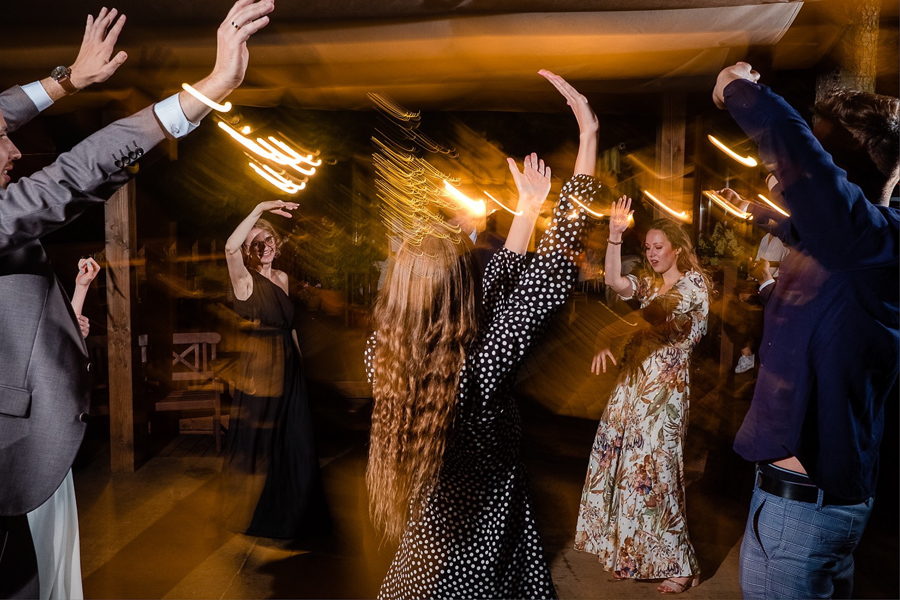 tańce weselne nad jeziorem